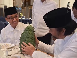 Saat Anies Beri Surya Paloh Sirsak Titipan Ibunya di Acara Bukber NasDem