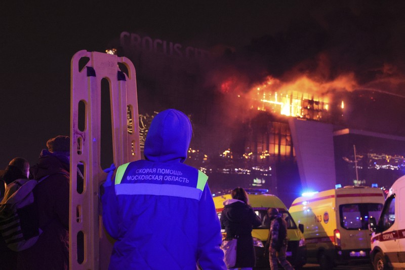 Tim penyelamat bekerja untuk memadamkan api di tempat konser Balai Kota Crocus yang terbakar menyusul insiden penembakan, di luar Moskow, Rusia, 22 Maret 2024. (REUTERS/Maxim Shemetov)