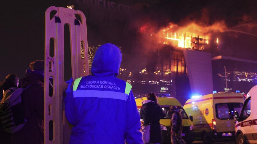 Dalam video yang diunggah, gedung terbakar dengan asap menjulang tinggi di langit malam. Lampu biru dari mobil pemadam kebakaran, ambulans, dan kendaraan darurat lainnya menerangi jalanan, sementara helikopter pemadam kebakaran berusaha memadamkan api yang membara selama berjam-jam. (AP Photo/Vitaly Smolnikov)