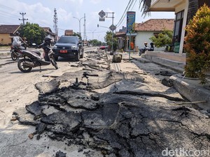 Banjir Pantura Karanganyar Demak Surut, Aspal Mengelupas Jadi Tumpukan