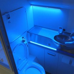 Misteri Cara Kerja Toilet Pesawat Saat Terbang 40.000 Kaki Terpecahkan