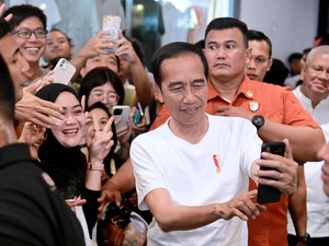 Momen Jokowi Ditemani Para Menteri ke Mall di Pontianak, Warga Rebutan Selfie