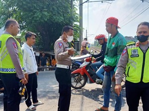 Ngeri Tabrakan 2 Motor 2 Mobil Vs Kereta di Bekasi