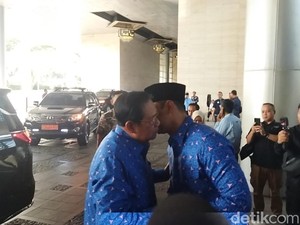 SBY Hadiri Buka Puasa Bersama Partai Demokrat, Disambut AHY