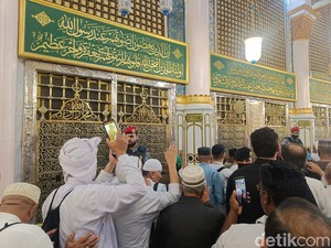 Cara Beri Salam di Makam Rasulullah Lengkap dengan Bacaannya