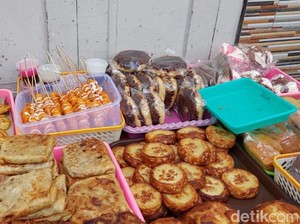 Keseruan Ngabuburit Berburu Takjil di Kawasan Ampel Surabaya