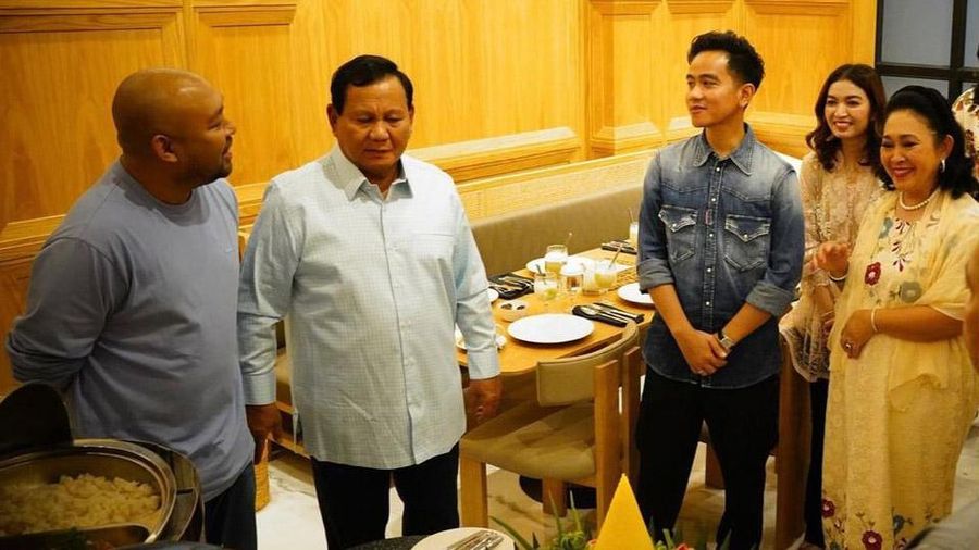 Momen Prabowo Subianto merayakan hari kelahiran putranya bersama Gibran Rakabuming Raka yang diunggah dalam akun Instagram pribadinya. (Instagram @prabowo)