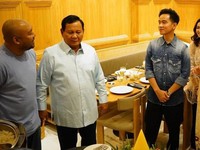 Momen Prabowo Subianto merayakan hari kelahiran putranya bersama Gibran Rakabuming Raka yang diunggah dalam akun Instagram pribadinya. (Instagram @prabowo)