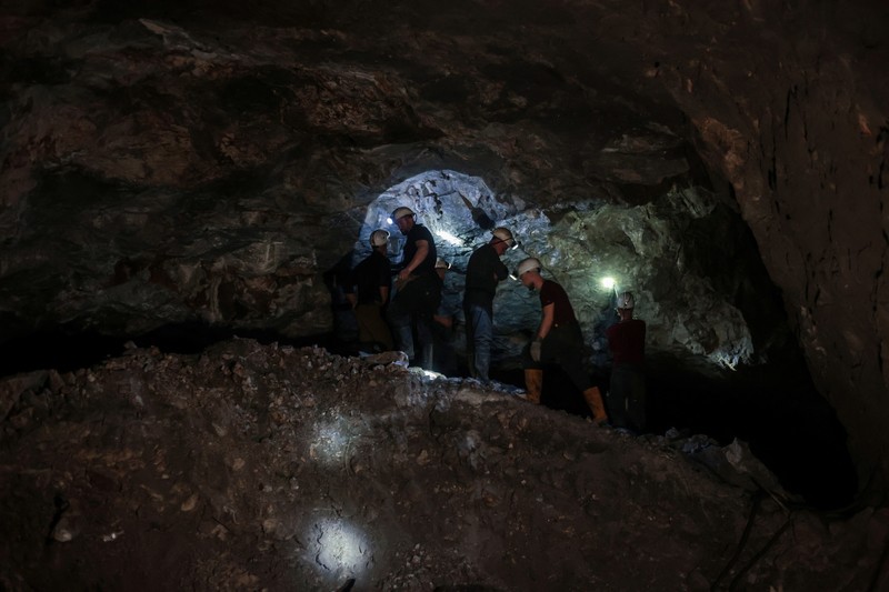 Para penambang melakukan pengeboran di galeri 800 meter di bawah tanah di Tambang Trepca, di Stanterg, dekat Mitrovica, Kosovo, 14 Maret 2024. Para penambang melakukan pengeboran di galeri 800 meter di bawah tanah di Tambang Trepca, di Stanterg, dekat Mitrovica, Kosovo, 14 Maret 2024. (REUTERS/Florion Goga)