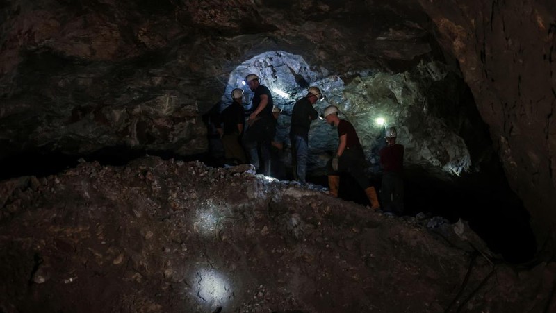 Para penambang melakukan pengeboran di galeri 800 meter di bawah tanah di Tambang Trepca, di Stanterg, dekat Mitrovica, Kosovo, 14 Maret 2024. (REUTERS/Florion Goga)