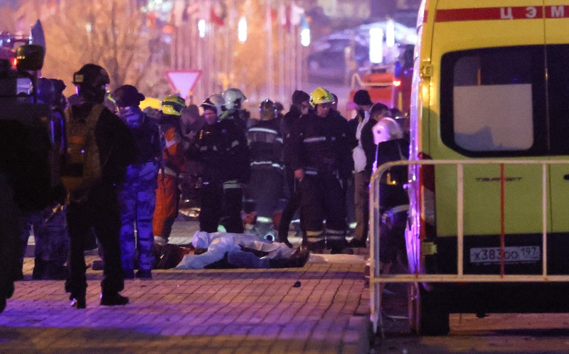 Tim penyelamat bekerja untuk memadamkan api di tempat konser Balai Kota Crocus yang terbakar menyusul insiden penembakan, di luar Moskow, Rusia, 22 Maret 2024. (REUTERS/Maxim Shemetov)