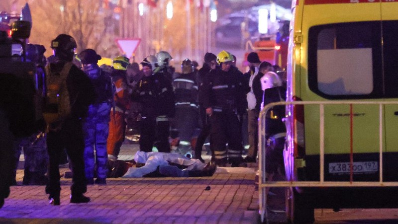 Tim penyelamat bekerja untuk memadamkan api di tempat konser Balai Kota Crocus yang terbakar menyusul insiden penembakan, di luar Moskow, Rusia, 22 Maret 2024. (REUTERS/Maxim Shemetov)