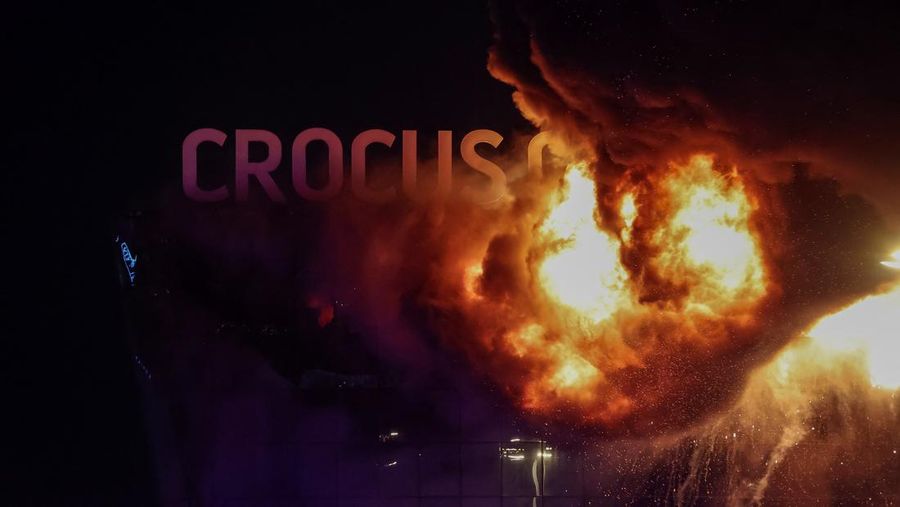 Pemandangan tempat konser Balai Kota Crocus yang terbakar pasca insiden penembakan, di luar Moskow, Rusia, 22 Maret 2024. Pemandangan tempat konser Balai Kota Crocus yang terbakar pasca insiden penembakan, di luar Moskow, Rusia, 22 Maret 2024. (REUTERS/Yulia Morozova)