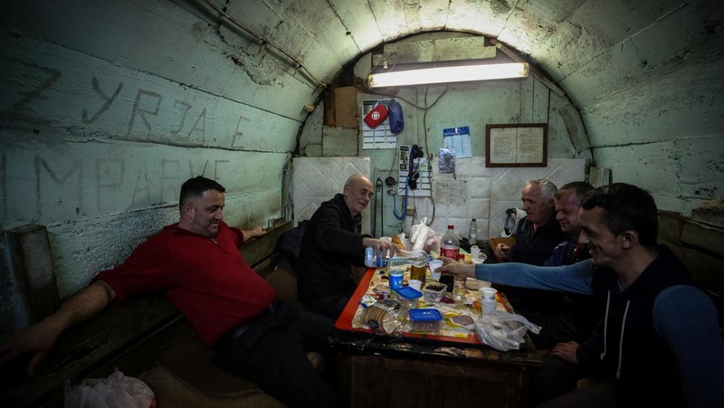 Para penambang melakukan pengeboran di galeri 800 meter di bawah tanah di Tambang Trepca, di Stanterg, dekat Mitrovica, Kosovo, 14 Maret 2024. (REUTERS/Florion Goga)