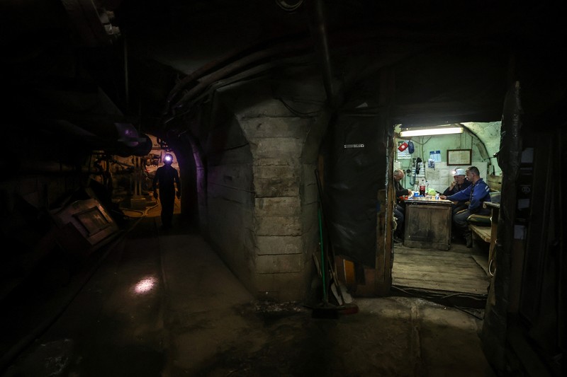 Para penambang melakukan pengeboran di galeri 800 meter di bawah tanah di Tambang Trepca, di Stanterg, dekat Mitrovica, Kosovo, 14 Maret 2024. (REUTERS/Florion Goga)