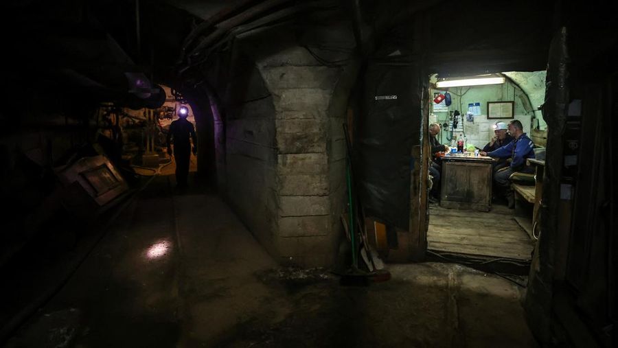 Para penambang melakukan pengeboran di galeri 800 meter di bawah tanah di Tambang Trepca, di Stanterg, dekat Mitrovica, Kosovo, 14 Maret 2024. (REUTERS/Florion Goga)