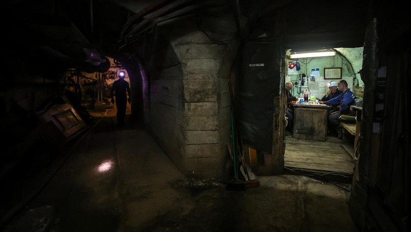 Para penambang melakukan pengeboran di galeri 800 meter di bawah tanah di Tambang Trepca, di Stanterg, dekat Mitrovica, Kosovo, 14 Maret 2024. (REUTERS/Florion Goga)
