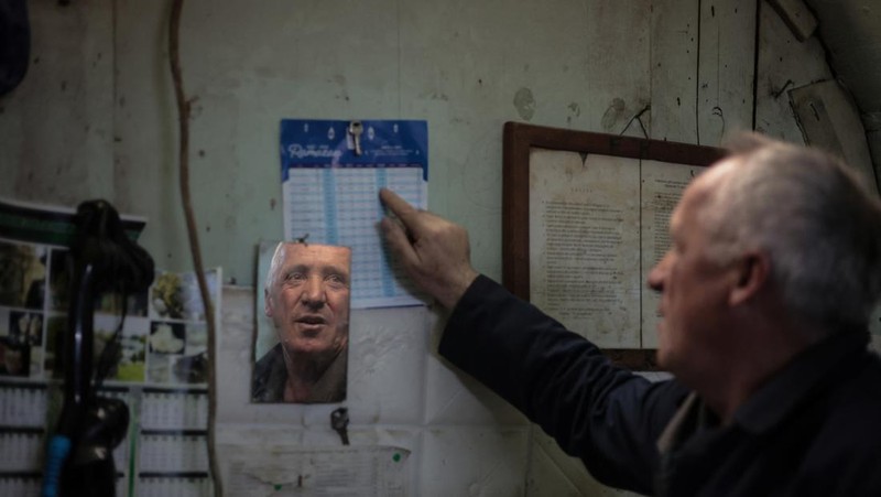 Para penambang melakukan pengeboran di galeri 800 meter di bawah tanah di Tambang Trepca, di Stanterg, dekat Mitrovica, Kosovo, 14 Maret 2024. (REUTERS/Florion Goga)