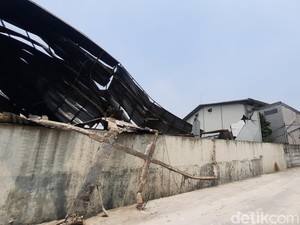 Kesaksian Warga soal Gudang Ekspedisi Terbakar di Jakbar, Terdengar Ledakan