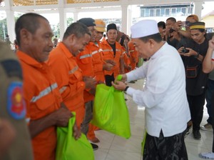 1.238 Penyapu Jalan di Jambi Dapat Sembako Ramadan