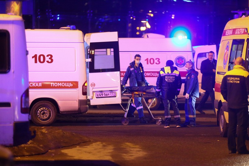 Tim penyelamat bekerja untuk memadamkan api di tempat konser Balai Kota Crocus yang terbakar menyusul insiden penembakan, di luar Moskow, Rusia, 22 Maret 2024. (REUTERS/Maxim Shemetov)