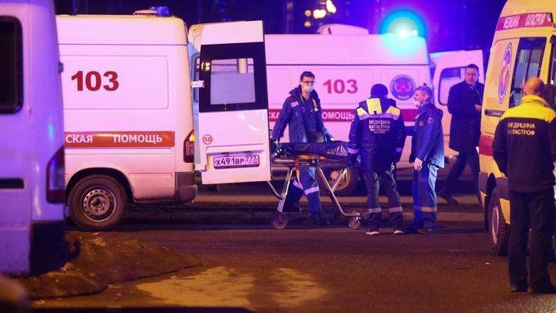 Tim penyelamat bekerja untuk memadamkan api di tempat konser Balai Kota Crocus yang terbakar menyusul insiden penembakan, di luar Moskow, Rusia, 22 Maret 2024. (REUTERS/Maxim Shemetov)