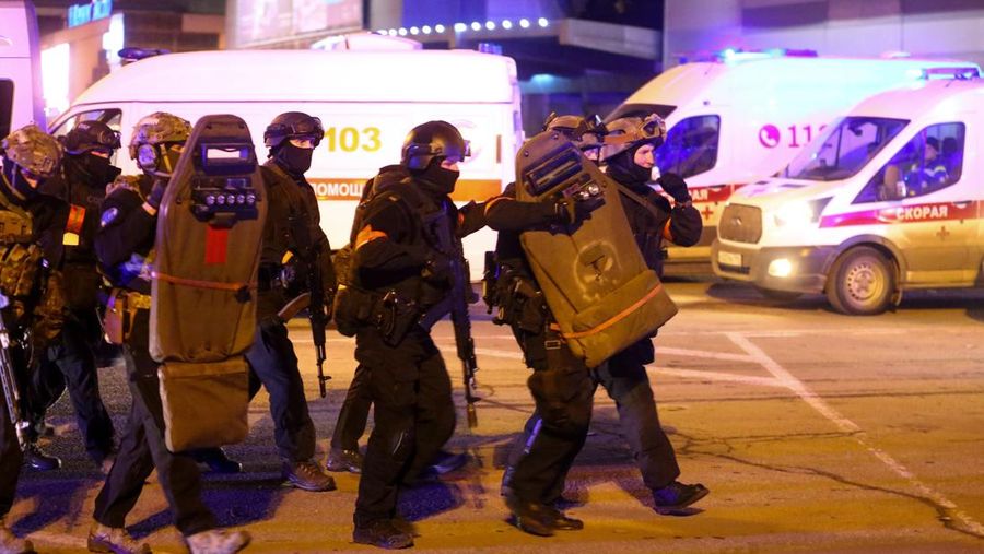 Prajurit Rosgvardia (Garda Nasional) Rusia berjalan menuju Balai Kota Crocus di tepi barat Moskow, Rusia, Jumat, 22 Maret 2024. (Sergei Vedyashkin/Moscow News Agency via AP)