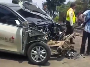 Mobil Tertabrak KA Jarak Jauh di Bekasi Timur, Mesinnya Sampai Copot