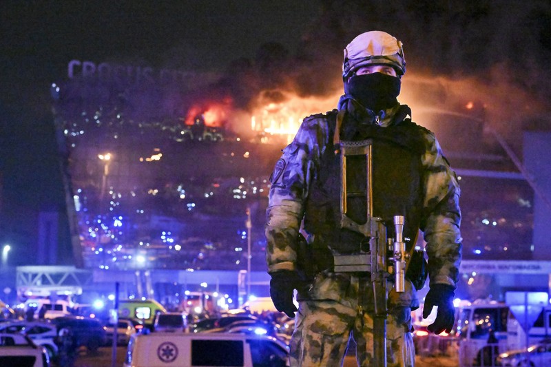 Tim penyelamat bekerja untuk memadamkan api di tempat konser Balai Kota Crocus yang terbakar menyusul insiden penembakan, di luar Moskow, Rusia, 22 Maret 2024. Tim penyelamat bekerja untuk memadamkan api di tempat konser Balai Kota Crocus yang terbakar menyusul insiden penembakan, di luar Moskow, Rusia, 22 Maret 2024. (REUTERS/Maxim Shemetov)