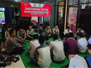 Polsek Cakung dan Hamzah Baja Indonesia Beri Santunan Anak Yatim
