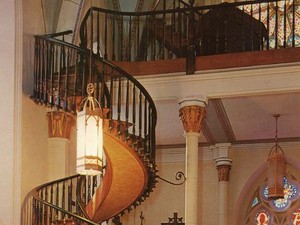 Dibangun Tanpa Penyangga, Tangga di Gereja Ini Penuh Misteri