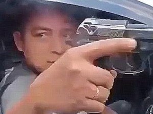 Aksi Pengendara Koboi Todong Pistol di Jalanan Mampang