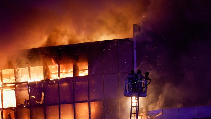 Tim penyelamat bekerja untuk memadamkan api di tempat konser Balai Kota Crocus yang terbakar menyusul insiden penembakan, di luar Moskow, Rusia, 22 Maret 2024. (REUTERS/Maxim Shemetov)