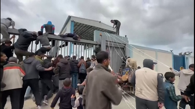 Warga Palestina berbondong-bondong untuk mendapatkan bantuan yang dijatuhkan dari udara pada Jumat (22/3) di Muraj, Gaza selatan. Warga Palestina berbondong-bondong untuk mendapatkan bantuan yang dijatuhkan dari udara pada Jumat (22/3) di Muraj, Gaza selatan. (Tangkapan Layar video AP)