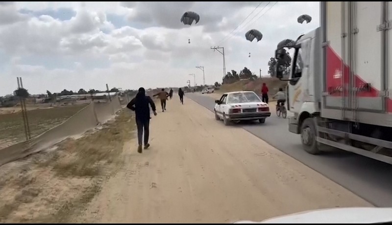 Warga Palestina berbondong-bondong untuk mendapatkan bantuan yang dijatuhkan dari udara pada Jumat (22/3) di Muraj, Gaza selatan. Warga Palestina berbondong-bondong untuk mendapatkan bantuan yang dijatuhkan dari udara pada Jumat (22/3) di Muraj, Gaza selatan. (Tangkapan Layar video AP)