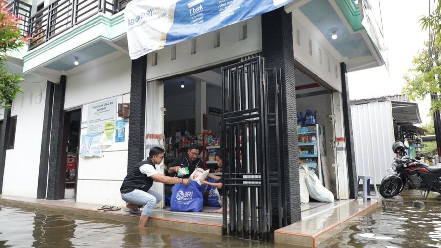 Bantuan BRI Peduli kepada warga terdampak bencana banjir di Demak, Jawa Tengah.