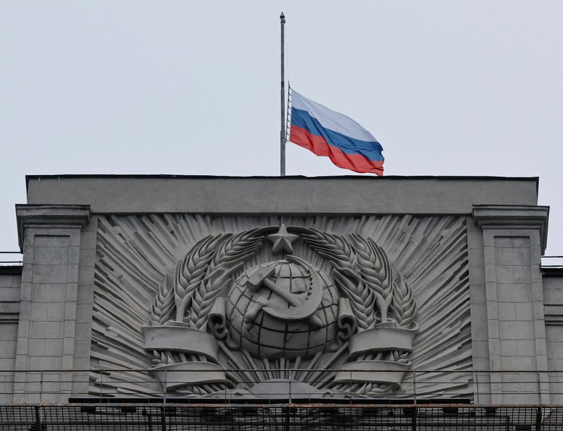 Orang-orang berbaris untuk meletakkan bunga di peringatan darurat bagi para korban serangan penembakan yang diadakan di luar tempat konser Balai Kota Crocus di Wilayah Moskow, Rusia, 24 Maret 2024. (REUTERS/Maxim Shemetov)