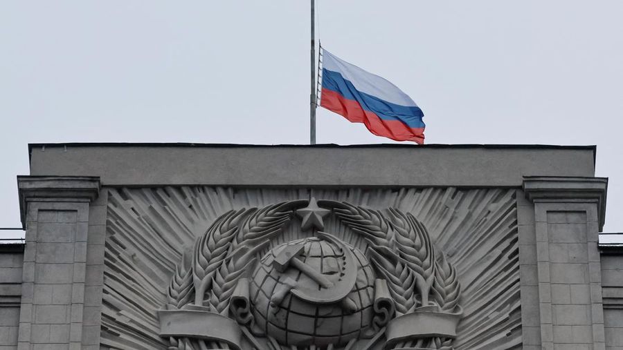 Bendera nasional Rusia terlihat diturunkan di markas Duma Negara, majelis rendah parlemen, pada hari berkabung, yang diumumkan menyusul penembakan mematikan di gedung konser Balai Kota Crocus, di Moskow, Rusia 24 Maret 2024. (REUTERS/Shamil Zhumatov)