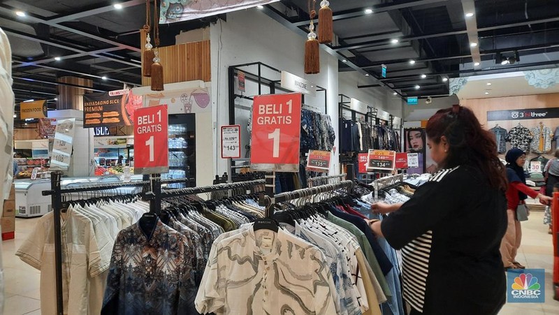 Beragam promo baju Lebaran Idul Fitri di Transmart diskon Full Day Sale, Transmart Graha Raya Bintaro. Minggu (24/3/2024). (CNBC Indonesia/Firda Dwi)