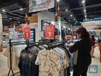 Pengunjung Serbu Transmart, Cari Diskon Baju Koko Lebaran