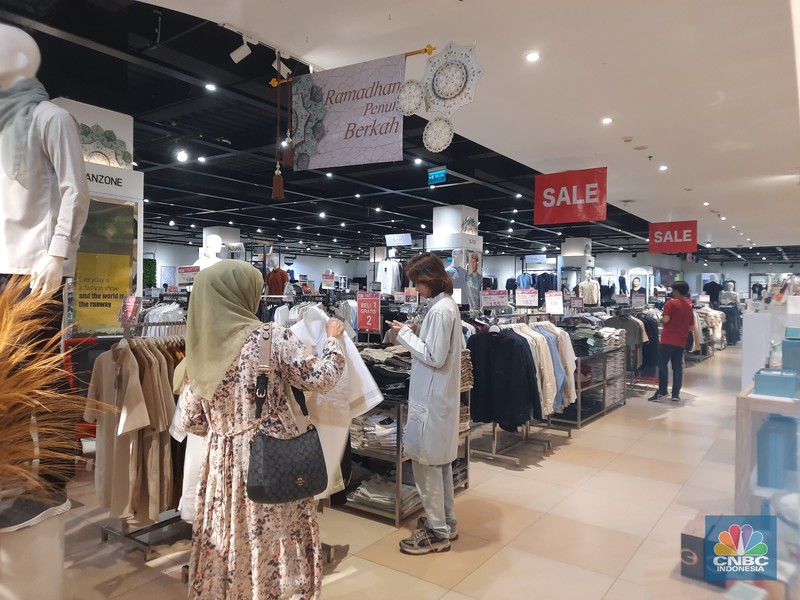 Beragam promo baju Lebaran Idul Fitri di Transmart diskon Full Day Sale, Transmart Graha Raya Bintaro. Minggu (24/3/2024). Beragam promo baju Lebaran Idul Fitri di Transmart diskon Full Day Sale, Transmart Graha Raya Bintaro. Minggu (24/3/2024). (CNBC Indonesia/Firda Dwi)