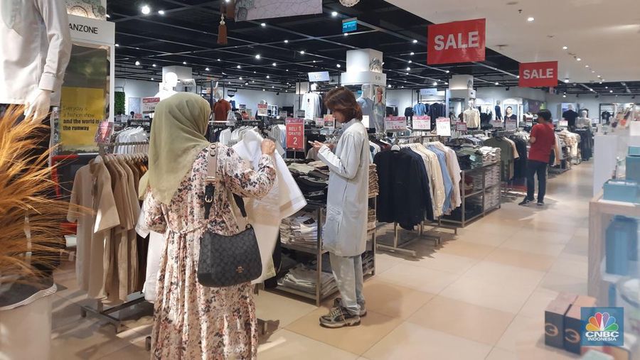 Beragam promo baju Lebaran Idul Fitri di Transmart diskon Full Day Sale, Transmart Graha Raya Bintaro. Minggu (24/3/2024). (CNBC Indonesia/Firda Dwi)