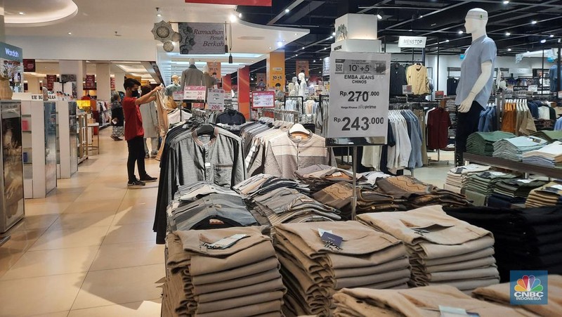Beragam promo baju Lebaran Idul Fitri di Transmart diskon Full Day Sale, Transmart Graha Raya Bintaro. Minggu (24/3/2024). (CNBC Indonesia/Firda Dwi)