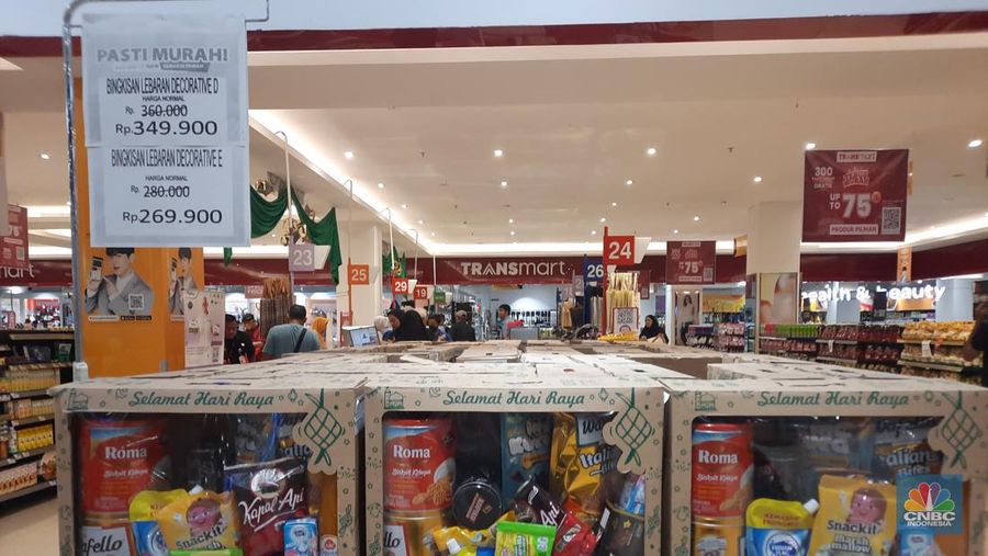 Berbagai promo makanan ringan diskon jadi murah meriah, di Transmart Graha Raya Bintaro. Minggu (24/3/2024). (CNBC Indonesia/Firda Dwi)