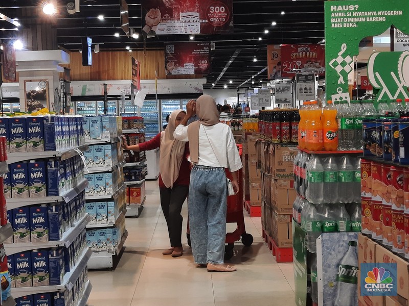 Beragam promo baju Lebaran Idul Fitri di Transmart diskon Full Day Sale, Transmart Graha Raya Bintaro. Minggu (24/3/2024). Beragam promo baju Lebaran Idul Fitri di Transmart diskon Full Day Sale, Transmart Graha Raya Bintaro. Minggu (24/3/2024). (CNBC Indonesia/Firda Dwi)