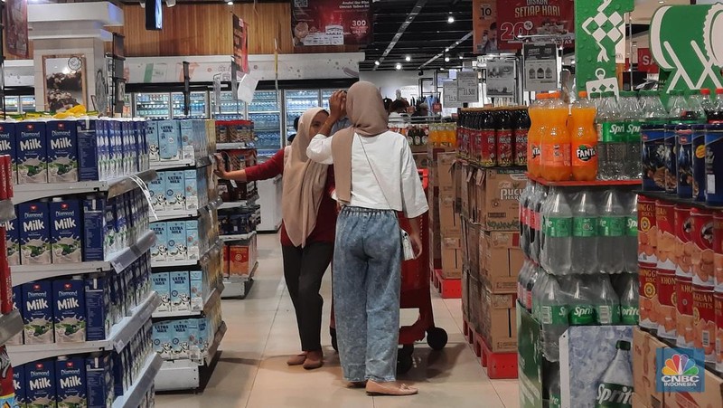 Beragam promo baju Lebaran Idul Fitri di Transmart diskon Full Day Sale, Transmart Graha Raya Bintaro. Minggu (24/3/2024). (CNBC Indonesia/Firda Dwi)