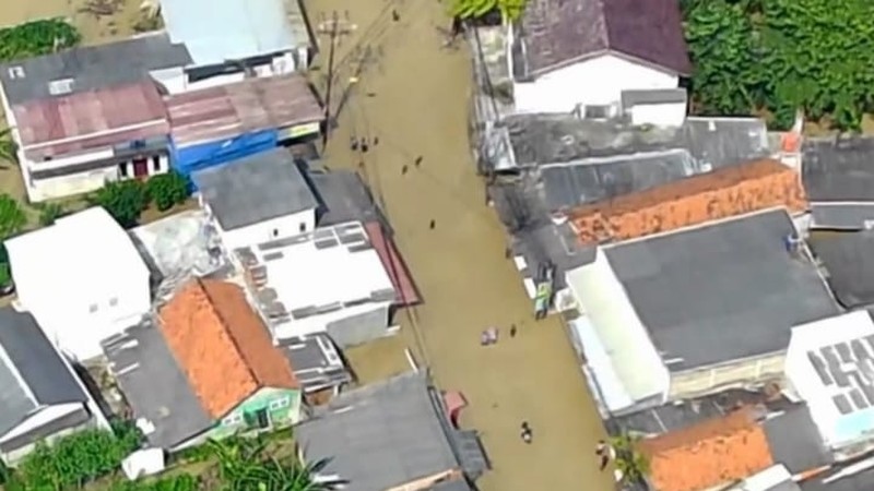 Warga membersihkan rumah usai banjir melanda Kampung Lebak, Kelurahan Teluk Pucung, Kecamatan Bekasi Utara pada Minggu (24/3/2024). Warga membersihkan rumah usai banjir melanda Kampung Lebak, Kelurahan Teluk Pucung, Kecamatan Bekasi Utara pada Minggu (24/3/2024). (CNBC Indonesia/Tias Budiarto)