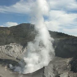 Keluarkan Asap Putih, Gunung Tangkuban Parahu Erupsi?