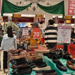 Sepatu & Sandal Diskon Hingga 70% di Transmart Full Day Sale