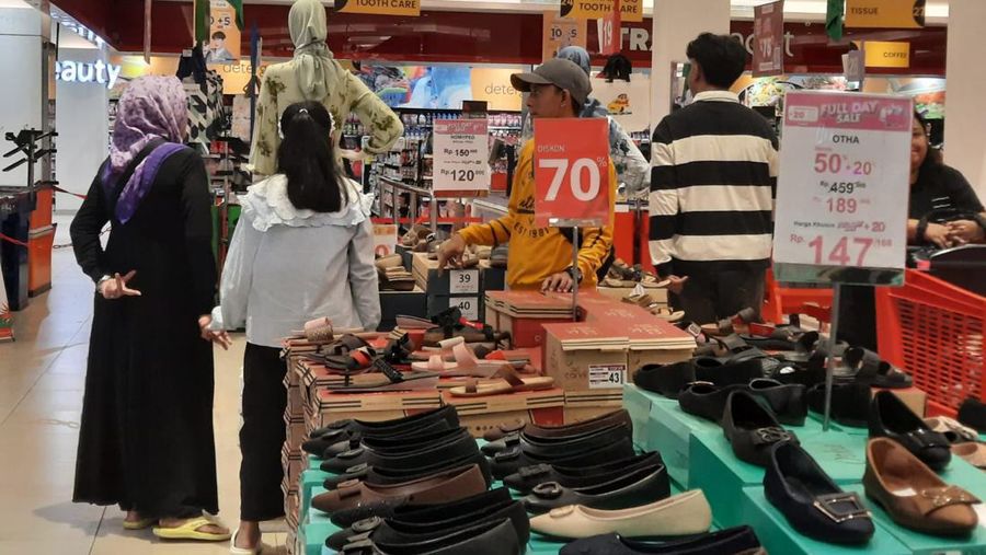 Beragam promo baju Lebaran Idul Fitri di Transmart diskon Full Day Sale, Transmart Graha Raya Bintaro. Minggu (24/3/2024). (CNBC Indonesia/Firda Dwi)
